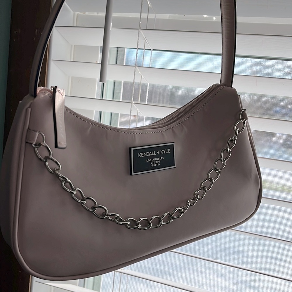 I’m selling a bag, brand is Kendall + Kylie